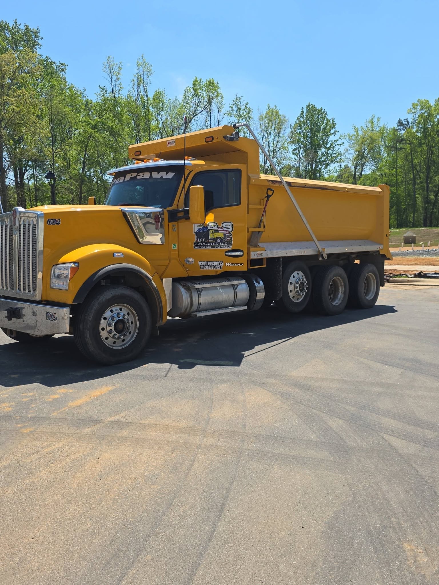 Kenworth W990 PaPaw truck staged and ready at the jobsite